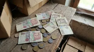 Vecchie lire italiane, banconote e monete, ritrovate su un tavolo impolverato in soffitta